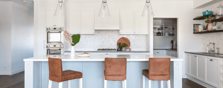 White and blue Hamptons-style kitchen with pendant lights