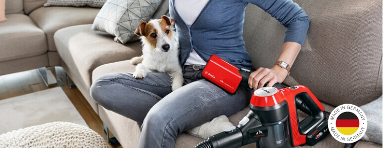 A Bosch Unlimited 7 ProAnimal cordless vacuum cleaner vacuums up pet hair