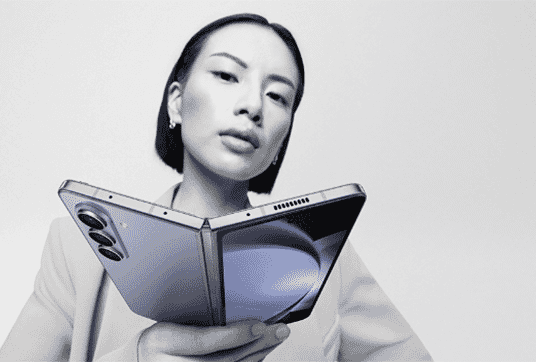 A woman posting with her Motorola RAZR 40 taking a selfie