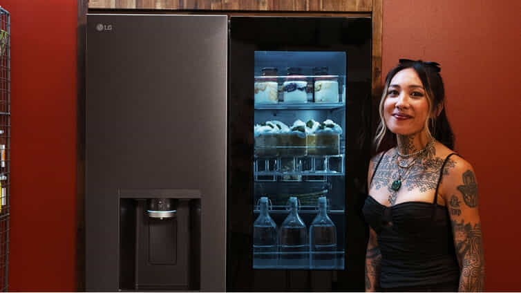 Lifestyle image of an LG InstaView Fridge Nat Thaipun