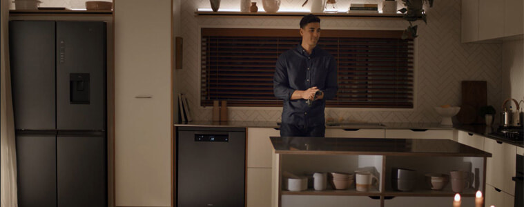 A cleans up after dinner with the help of the Haier Dishwasher Satina.