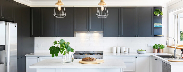 A dual-toned kitchen with black upper cabinets and white lower cabinets.