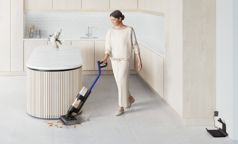 Dyson WashG1™ Wet Cleaner cleans dirty floor