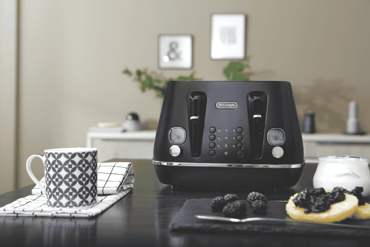 DeLonghi CTIN4003BK Distinta Moments 4 Slice Toaster Black at The